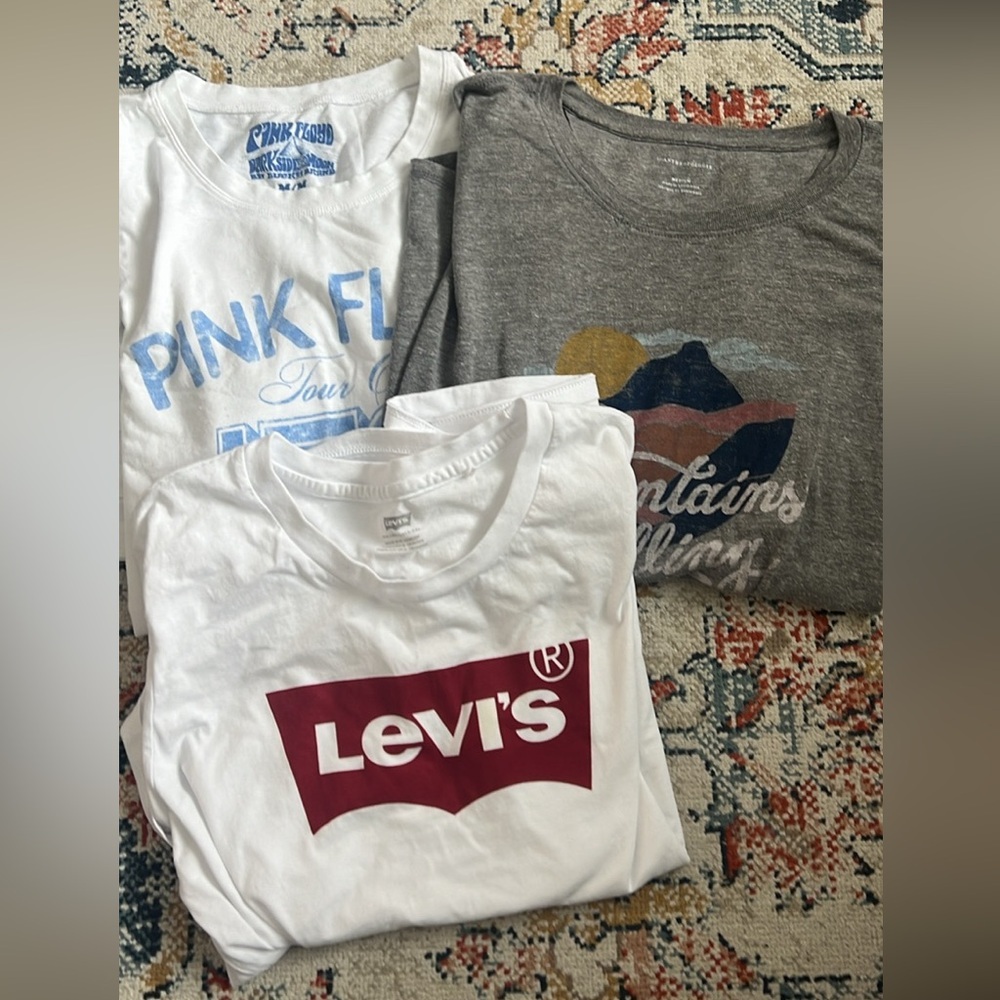 Graphic Tshirt Lot - size medium